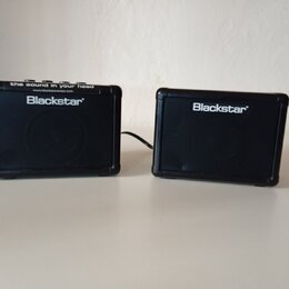 Dvě černé kompaktní reproduce s logem Blackstar. Levý kus má na horní hraně nápis the sound in your head a webovou adresu www.blackstaramps.com. Oba…