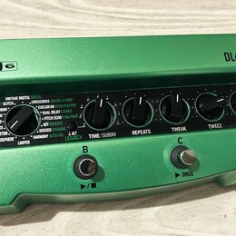Zelený kytarový efekt Line 6 DL4 MkII. Na přední straně jsou čtyři ovládací knofíky s popisky REPEATS, TWEAK, TWEEZ a MIX oraz čtyři spínací tlačítka…