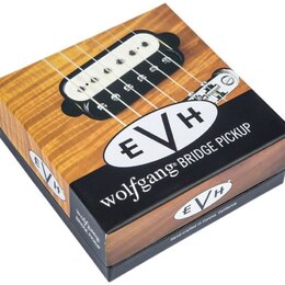 Kvadranové balení s motivem dřevěné textury a černým pruhem. Na černé části je bílý ovál s nápisem EVH a pod ním text wolfgang BRIDGE PICKUP. Na bočn…