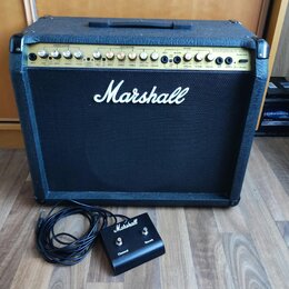 Černý kytarový kombo zesilovač značky Marshall s bílým logem na přední sítce. Na ovládacím panelu je nápis VALVESTATE 80V a Model BORN. Před zesilova…