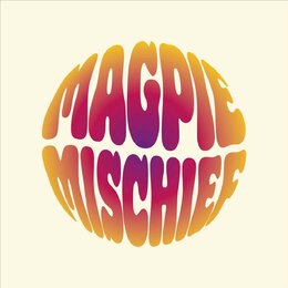Grafické logo v kruhovém tvaru s textem MAGPIE MISCHIEF. Písmo je stylizované, zaoblené a vyplněné barevným přechodem od žluté přes oranžovou k fialo…