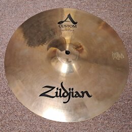 Kruhové činely v bronzové barvě s viditelným broušením povrchu. Na horní části je logo A a nápis CUSTOM HIHAT BOTTOM 14"/36 cm. Ve spodní části je ve…