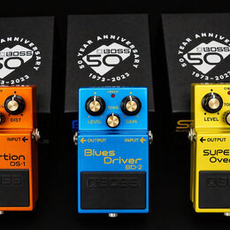 Tři kytarové efekty značky BOSS v oranžové, modré a žluté barvě. První je Distortion DS-1, druhý Blues Driver BD-2 a třetí SUPER Over Drive SD-1. Vše…