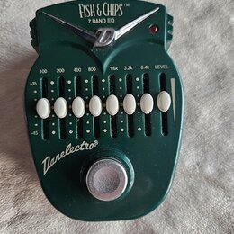 Zelený kytarový efekt s nápisy FISH & CHIPS™, 7 BAND EQ a Danelectro®. Zařízení obsahuje osm bílých posuvníků s označením frekvencí 100, 200, 400, 80…