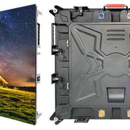 Fotografie zobrazuje čtvercový LED panel zepředu i zezadu. Přední strana zobrazuje barevnou fotku krajiny s domkem pod hvězdnou oblohou a v horní čás…