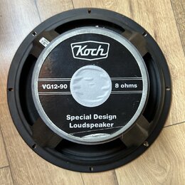 Kruhové reproduktorové jednotky s černým rámem. Na středovém štítku je bílé logo Koch a nápisy VG12-90, 8 ohms a Special Design Loudspeaker. Povrch š…