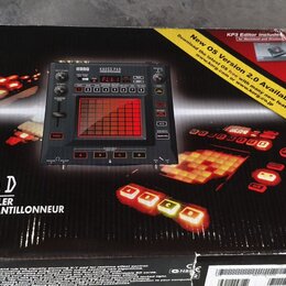 Kartonová krabice s produktem KORG KAOSS PAD KP3 DYNAMIC EFFECT/SAMPLER. Na balení je fotografie zařízení s červeně podsvíceným X-Y padem a nápis New…