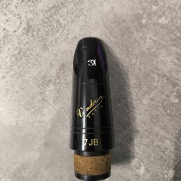 Černý nástavce (mouthpiece) s logem Vandoren PARIS v zlatém písmu. Pod ním je uveden označený model 7 JB a v horní části je bílé logo KC. Spodní část…