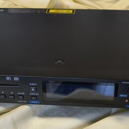 Černý rackový CD přehrávač s nápisem TASCAM CD-500B a označením MP3 WAV. Zařízení má digitální displej, ovládací tlačítka s číslicemi 0–9 a funkční p…
