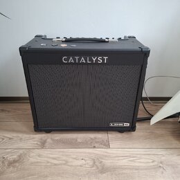 Černý kytarový kombo zesilovač s látkovou mřížkou. Na přední straně je nápis CATALYST a v pravém dolním rohu logo LINE 6. Horní strana obsahuje úchyt…
