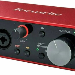 Červený audio rozhraní s nápisem Focusrite na horní straně a označením Scarlett 2i2 v levém dolním rohu. Přední panel obsahuje dva vstupy Combo, dva…