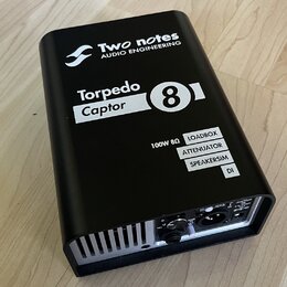 Černý kovový box s nápisy Two notes AUDIO ENGINEERING a Torpedo Captor 8. Na boku jsou uvedeny funkce 100W 8Ω LOADBOX, ATTENUATOR, SPEAKERSIM a DI. Z…