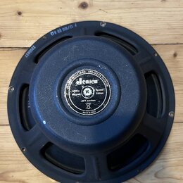 Zadní strana černého reproduktoru s kovovým rámem. Uprostřed magnetu je štítek s nápisy: JENSEN INDUSTRIES - SPEAKERS DIVISION, Jensen, Alnico Magnet…