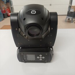 Černý LED pohybový reflektor s ovládacím panelem v základně. Na horní části je oválné logo s nápisem LIGHT MAX. Spodní část obsahuje LCD displej, čty…