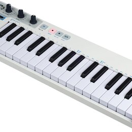 Bílý MIDI kontrolér s klaviatura. Na šasi je vpravo nápis ARTURIA YOUR EXPERIENCE YOUR SOUND a vlevo KEYSTEP. Nástroj obsahuje ovládací knoflíky, tla…