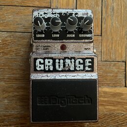 Kytarový efekt pedál značky Digitech s nápisem GRUNGE. Zařízení má bílý, záměrně popraskaný povrch a čtyři ovládací knoflíky s popisky LOUD, LOW, HIG…