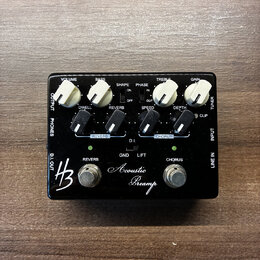 Černý akustický předzesilovač s nápisem Acoustic Preamp a logem HB. Zařízení má pět bílých otočných ovátků (VOLUME, BASS, TREBLE, GAIN a SPEED) a čty…