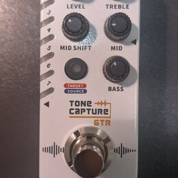 Bílý kytarový efekt s nápisem MOOER a označením TONE CAPTURE GTR. Na horní straně jsou čtyři otočné knoflíky s popisky LEVEL, TREBLE, MID SHIFT a MID…