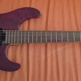Elektrická kytara s fialovým lakem s viditnou strukturou dřeva. Na hlavě hрифu je bílý nápis YAMAHA. Nástroj má dva humbuckery, jeden tónový knoflík…