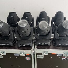 Osm černých světelných hlav typu moving head umístěných na dvou transportních kufrech. Na tělech světel jsou viditelné nápisy CHAUVET a INTROSPOT. Ku…