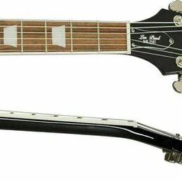 Detail hředu a hlavy elektrické kytary s černým povrchem. Na hlavě jsou nápisy Epiphone, Les Paul MODEL a na zadní straně hředu Lee Paul MUSE. Hmatní…