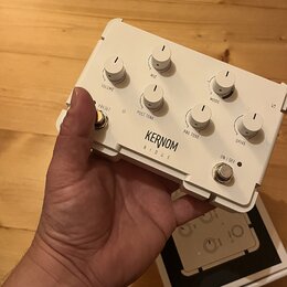Bílý kytarový efekt s nápisem KERNOM RIDGE. Zařízení má pět bílých otočných knoflíků s popisky VOLUME, MID, MOOD, POST TONE, PRE TONE a DRIVE. Na spo…
