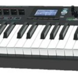 Černý klaviatura MIDI kontroler s bílými a černými klávesami. Na levé straně je nápis nektar, v pravé horní části jsou čtyři zeleně podsvícené disple…