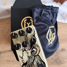 Kremově bílý kytarový efekt s černými ovládacími knoflíky a nápisy vol, 3v, gain, bass, mode, treb. Na spodní části je nápis EONS a logo Walrus Audio…