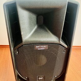 Černý aktivní reproduktor s plastovým krytem a kovovou mřížkou. Na horní části mřížky je nápis ART 712-AF a pod ním text 1400 WATT — 128 dB MAX SPL S…