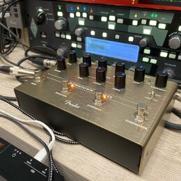 Kovový kytarový efekt v bronzové barvě s nápisem DOWNTOWN REVERB a logem Fender. Zařízení má několik ovládacích knoflíků, přepínače Equalizer a Overd…