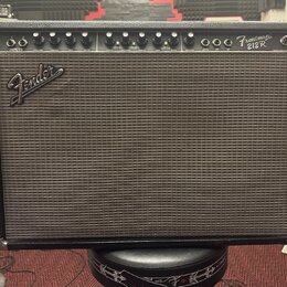 Černý kytarový kombo zesilovač s látkovou mřížkou. Na předním panelu je nápis Frontman 212R a logo Fender. V horní části jsou umístěny ovládací knofl…