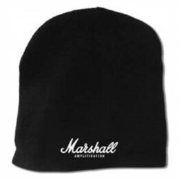 Černá pletená čapka (beanie). Ve spodní části je bílý nápis Marshall a pod ním menšími písmeny AMPLIFICATION. Povrch je rovnoměrný bez viditelného op…