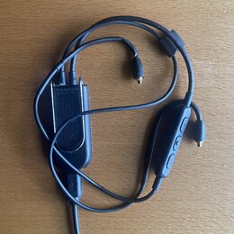 Černé sluchátka s mikrofonem a ovládacím prvkem na kabelu. Na zadní straně mikrofonu je nápis 0119 RMCE-BTZ made in China. Kabel končí dvěma zlatými…