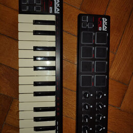 Dvě černé MIDI kontrolery značky Akai Professional položené na dřevěné podlaze. Vlevo je klaviatura s bílými a černými klávesami a nápisem LPK25, vpr…