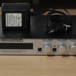 Stříbrný rackový procesor s černým šasi. Na předním panelu jsou nápisy ROCKITRON PROFESSIONAL SERIES a XPRESSION, dále text CARVING GUITAR & BASS DIG…