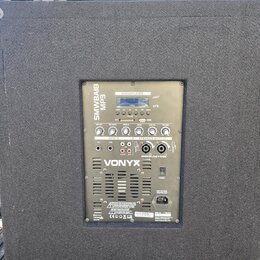 Černý subwoofer v potahové látce s integrovaným ovládacím panelem. Na panelu je nápis SMWBAIB MP3, logo VONYX a označení MEDIAPLAYER s Bluetooth symb…