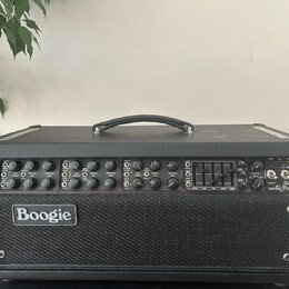 Černý kytarový kombo zesilovač s texturovaným povrchem a černou pletenou mřížkou. Na přední straně je bílé logo „Boogie“ v obdélníkovém rámečku. Horn…