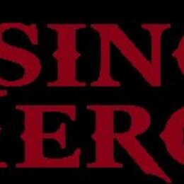 Na černém pozadí je červený nápis KISSINGER HEROES. Text je vyveden v dekorativním písmu s ostrými zakončeními některých písmen.