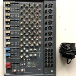 Šedý míchací pult s nápisem Soundcraft v levém horním rohu a SPIRIT FOLIO v levém dolním rohu. Zařízení obsahuje řadu faderů, otočných knoflíků v bíl…
