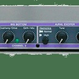 Stříbrný rackový procesor s fialovým předním panelem. Na levé straně je nápis APHEX 104 a vpravo text AURAL EXCITER TYPE C2 With BIG BOTTOM. Zařízení…