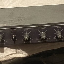 Černý rackový přístroj s nápisem 2 WAY STEREO CROSSOVER a logem AUDIOMAX. Na předním panelu se nachází šest otočných ovířkovaných potenciometrů s pop…