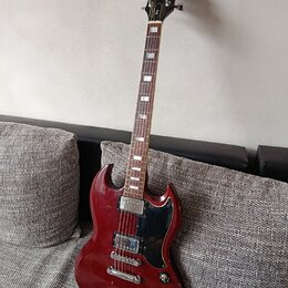 Kytara s červeným lakem a černým pickguardem. Na hlavě je zlatý nápis Gibson. Hриф má světle hnědé dřevo s bílými vložkami. Tělo kytary má dvě humbuc…