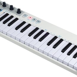 Bílý MIDI kontrolér s klaviaturní klávesnicí. Na pravé straně je černý nápis ARTURIA a pod ním text YOUR EXPERIENCE - YOUR SOUND. V levé horní části…
