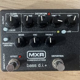 Černý kytarový pedál s nápisy MXR, BASSINNOVATIONS a bass d.i.+. Zařízení má pět otočných ovládacích prvků s popisky COLOR, CLEAN VOLUME, BASS, MID,…