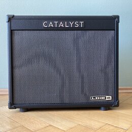 Černý kytarový kombo zesilovač s látkovou maskou reproduktoru. V horní části je bílý nápis CATALYST a v pravém dolním rohu se nachází logo LINE 6. Ná…