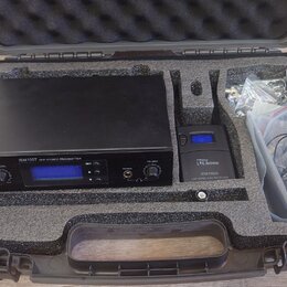 Černý kufr s pěnovou výplní obsahuje vysílač a přijímač in-ear monitoringu. Na vysílači je nápis „the t.bone IEM100T UHF STEREO TRANSMITTER“ a na při…