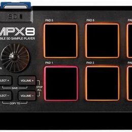 Černý sampler MPX8 MOBILE SD SAMPLE PLAYER značky AKAI professional. Zařízení má osm podsvícených padů, LCD displej s modrým podsvícením a ovládací k…