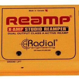 Žlutý reamp s nápisy „REAMP“, „X-AMP STUDIO REAMPER™“ a „DUAL OUTPUT CLASS A ACTIVE REAMP“. Na přístroji je logo „Radial engineering“ a text „Made in…