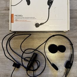 Fotografie zobrazuje černé náhlavní mikrofony a jeho původní krabici. Na krabici je nápis audio-technica a model PRO 8HEx s popisem HYPERCARDIOID DYN…