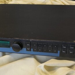 Černý rackový procesor s nápisem PCM 70 DIGITAL EFFECTS PROCESSOR a logem lexicon v pravém dolním rohu. Přední panel obsahuje jeden otočný knoflík, d…